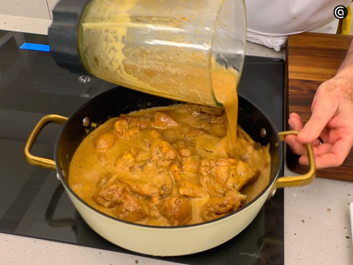 Reincorpora el pollo a la cazuela y agrega la salsa triturada