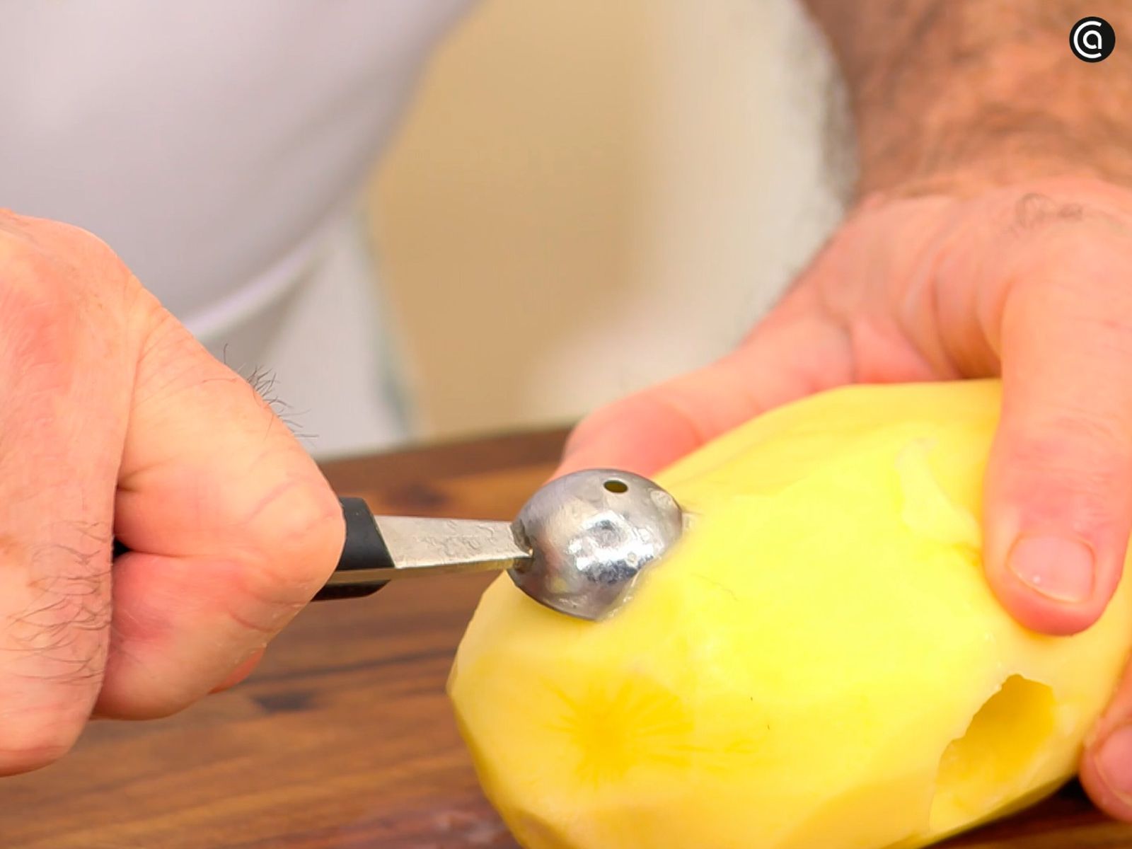 Forma esferas de patata con la cuchara parisien