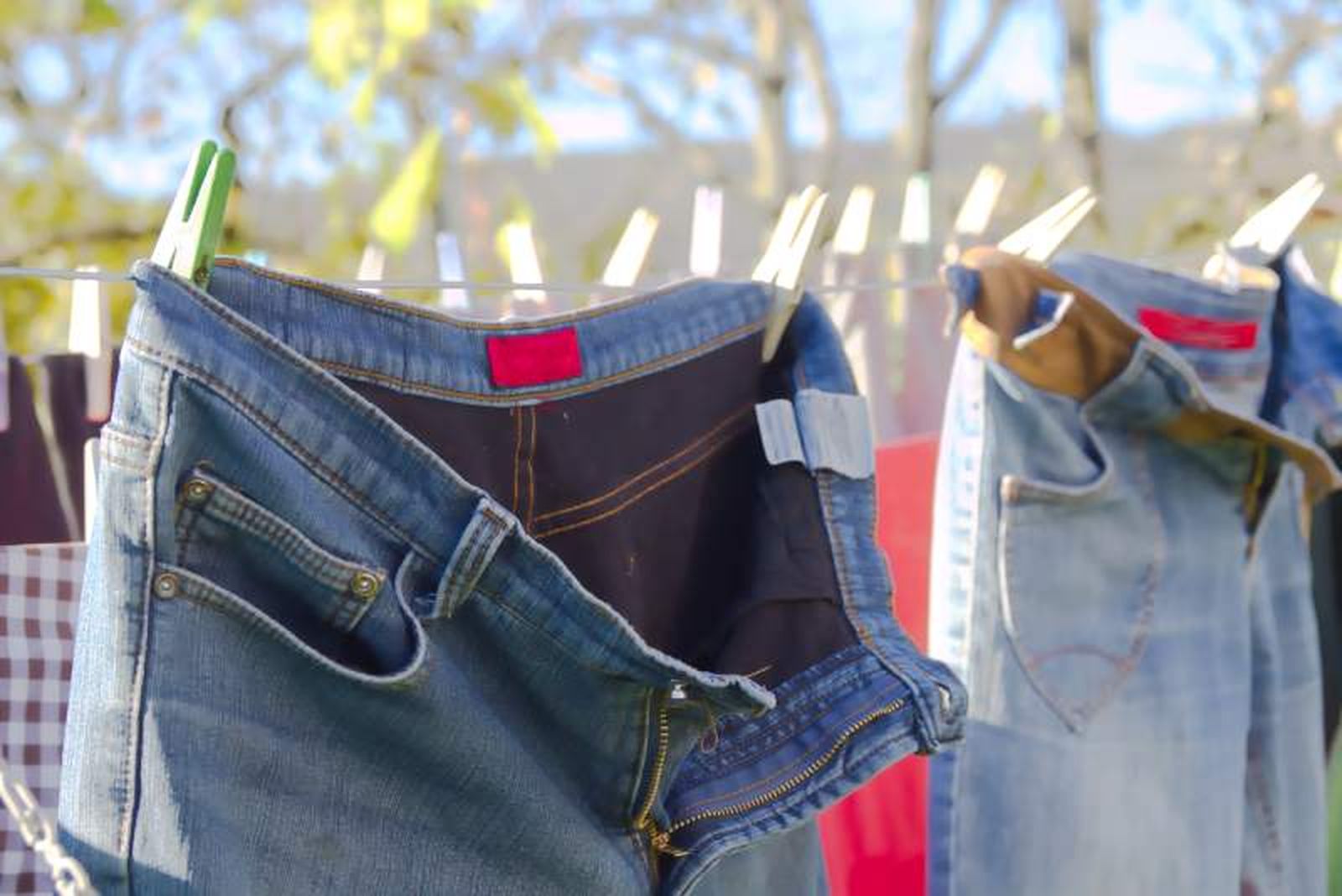 Tiende los jeans siempre por la cintura con pinzas que no dejen marcas Tiende los jeans siempre por la cintura con pinzas que no dejen marcas