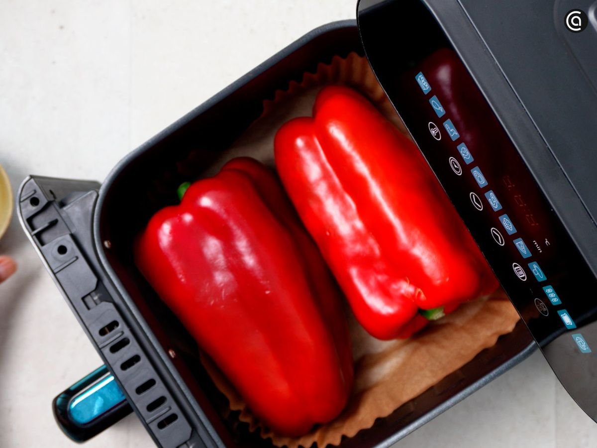 Pon los pimientos dentro de la cesta de la air fryer