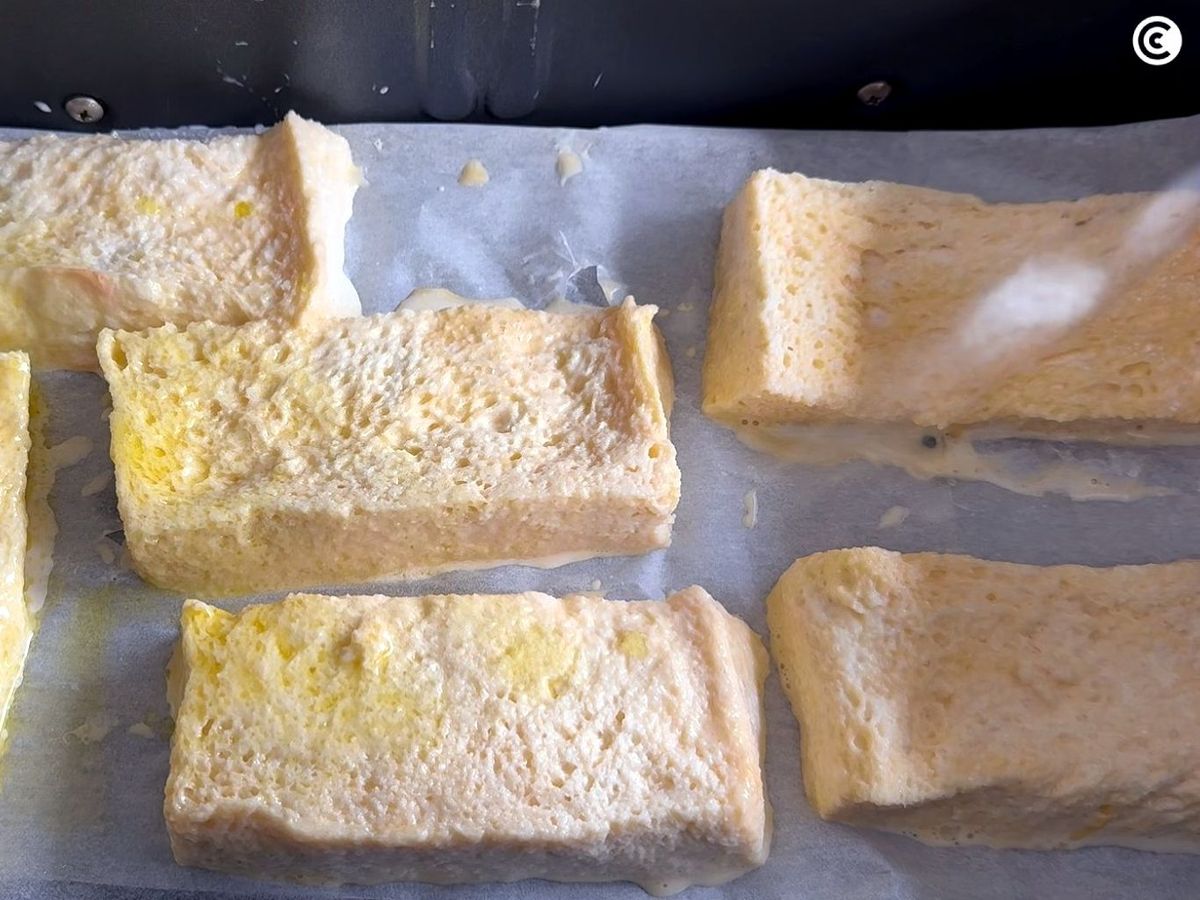 Preparar las torrijas en la freidora de aire precalentada