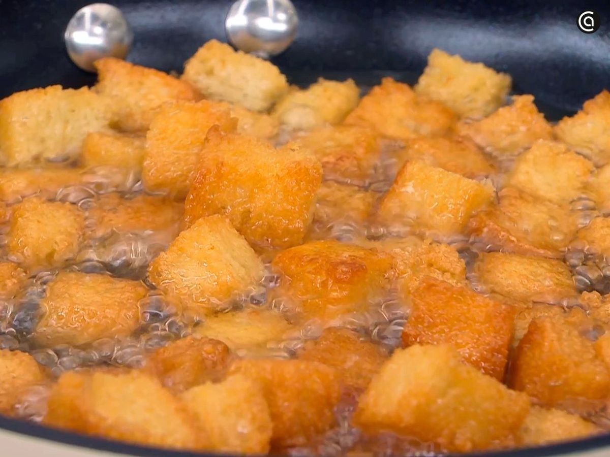 Pan frito para la ensalada César con hongos