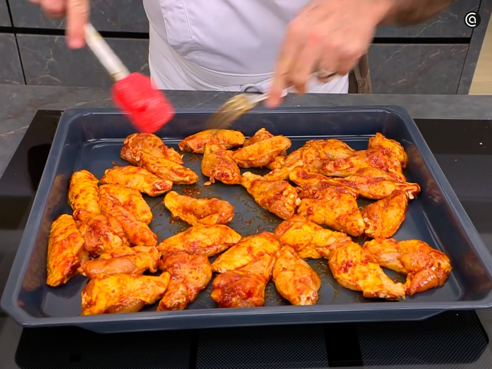Coloca las alitas en una bandeja de horno Coloca las alitas en una bandeja de horno