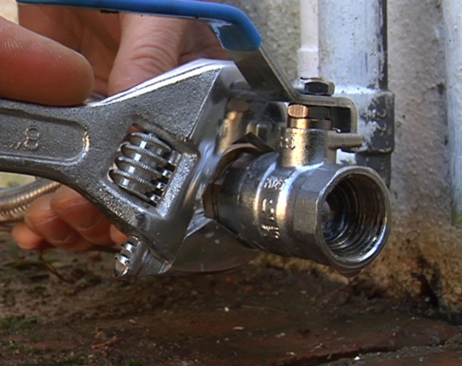 Instalar un grifo en el jardín paso 3