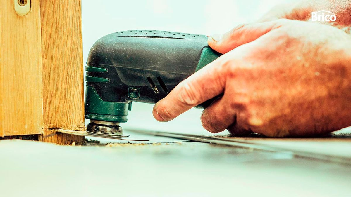 Como poner un suelo de lamas debajo del marco de la puerta paso 2