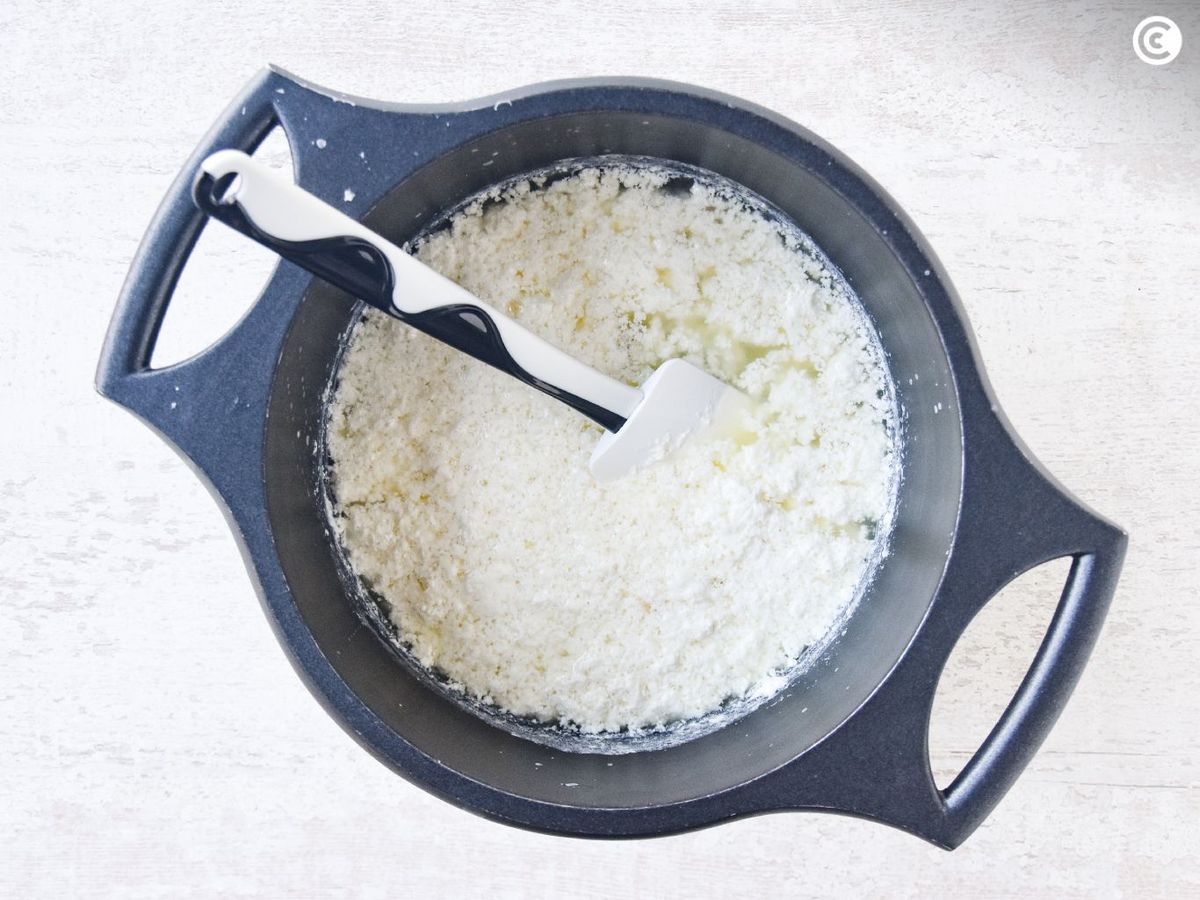 Mezclar la leche con limón o vinagre para hacer requesón