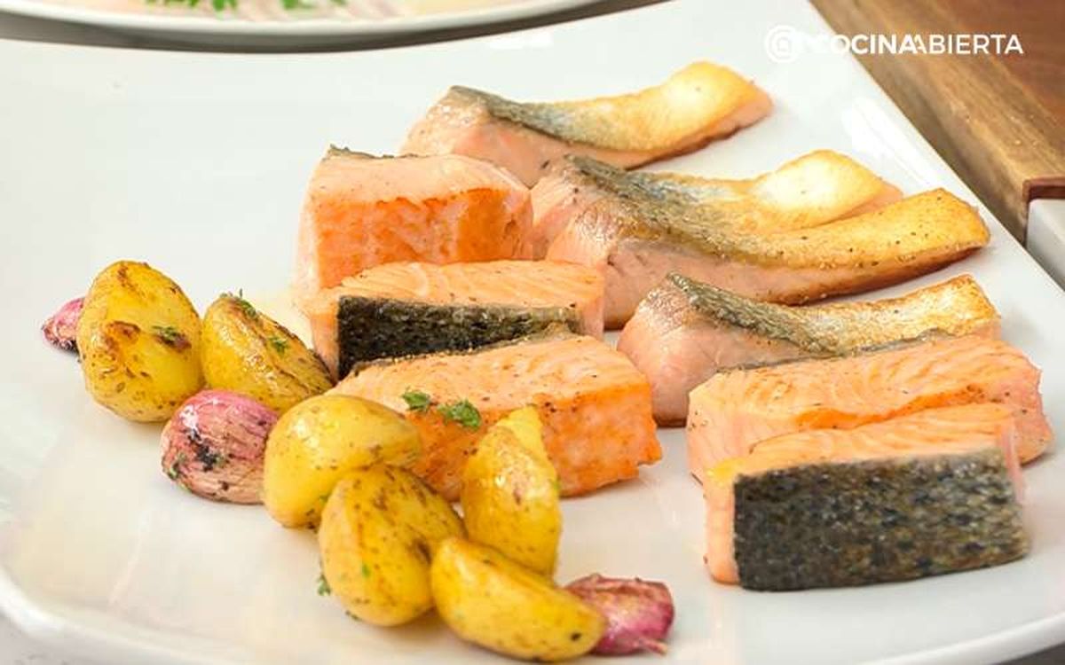 Sirve el salmón y las patatas en un plato