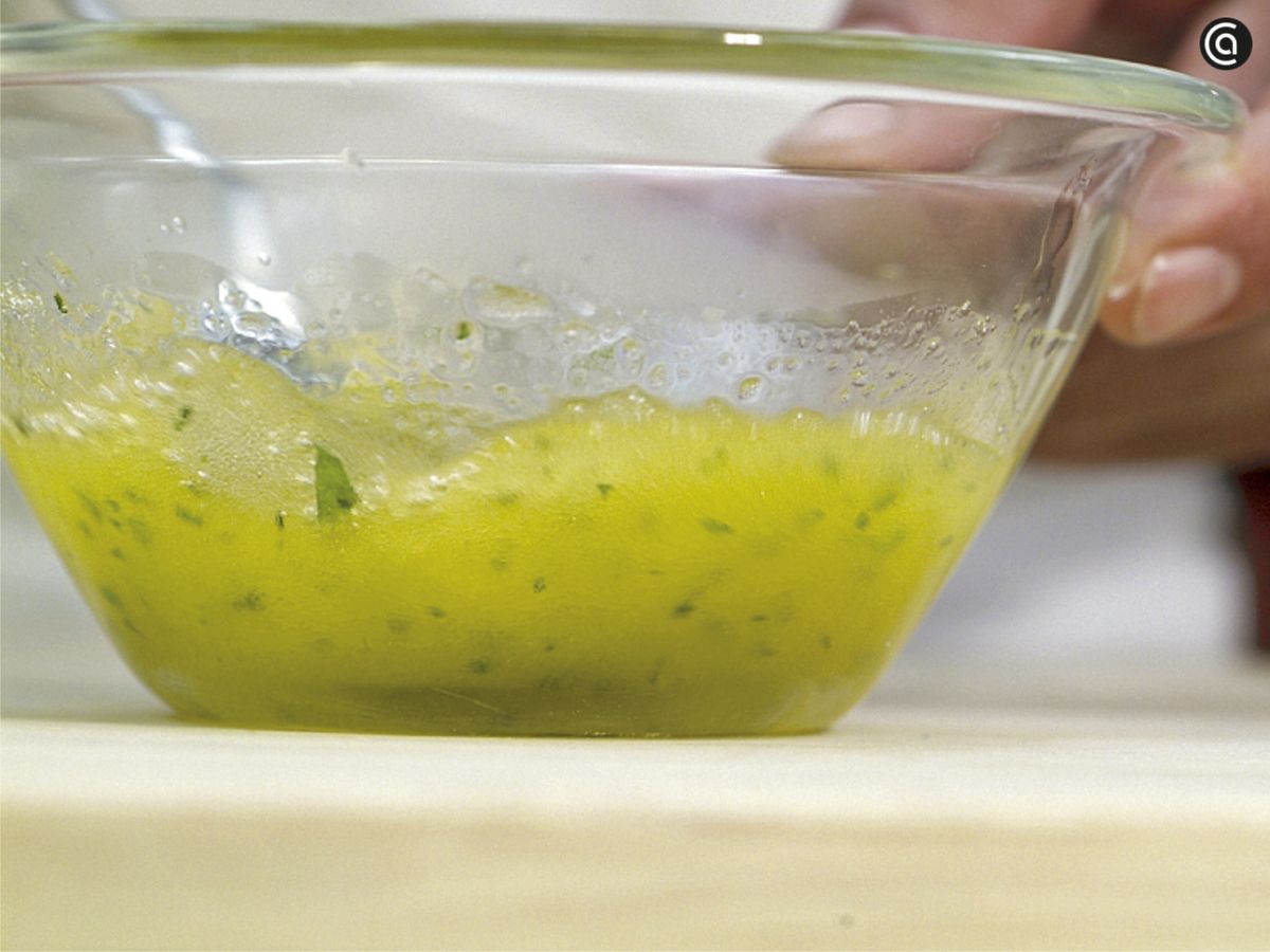 Prepara la salsa con el caldo reducido, aceite y perejil picado