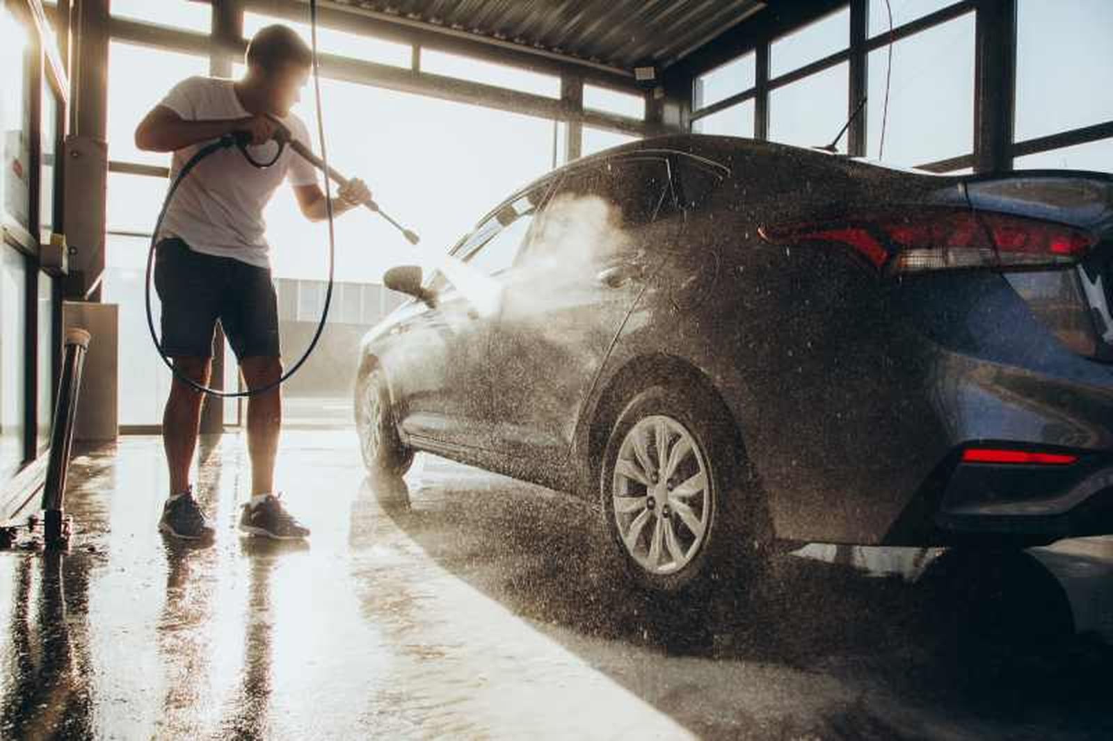 Puedes limpiar tu coche en una estación de servicio Puedes limpiar tu coche en una estación de servicio