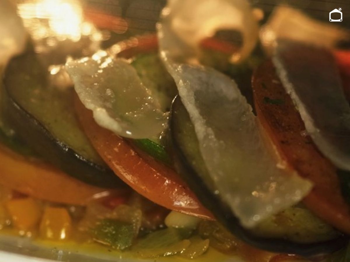 La fuente con la ratatouille ya montada se hornea a temperatura alta durante unos minutos.