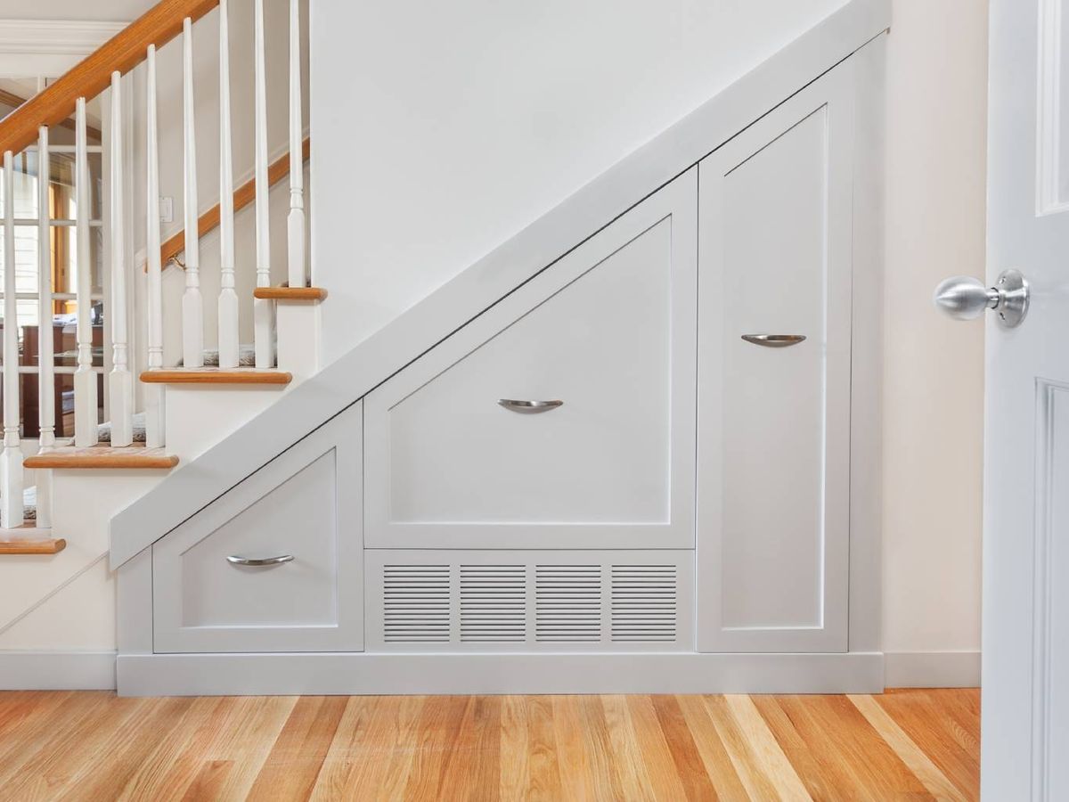 Instalar un armario a medida permite aprovechar cada rincón bajo la escalera para almacenaje.