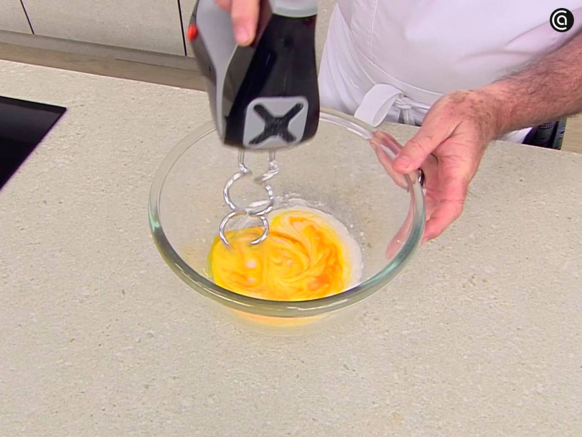 Mezcla los ingredientes y bate