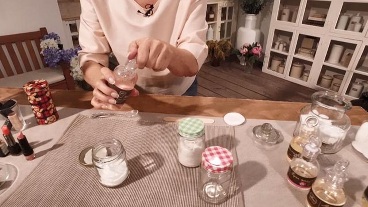 como hacer un limpiador facial casero agua rosas