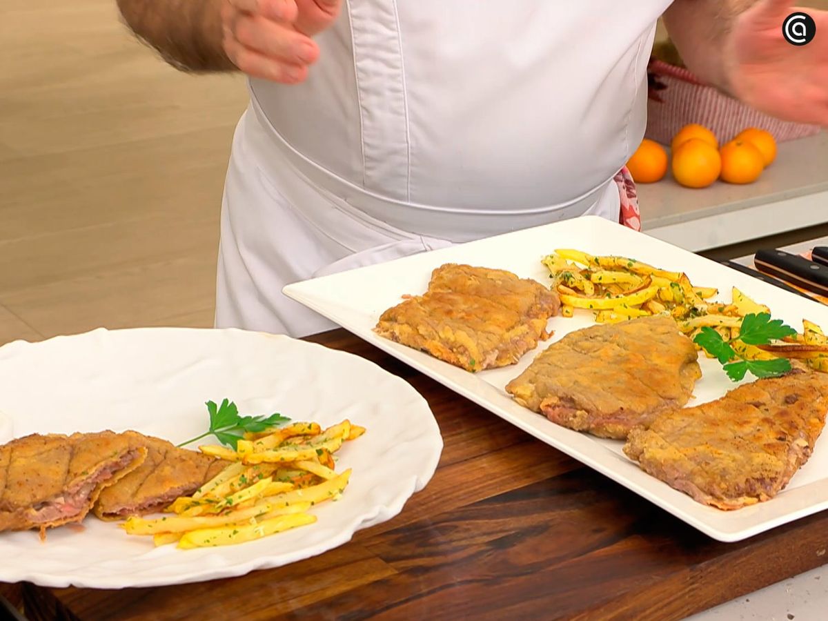 Sirve el cordon bleu con patatas fritas y decora con perejil