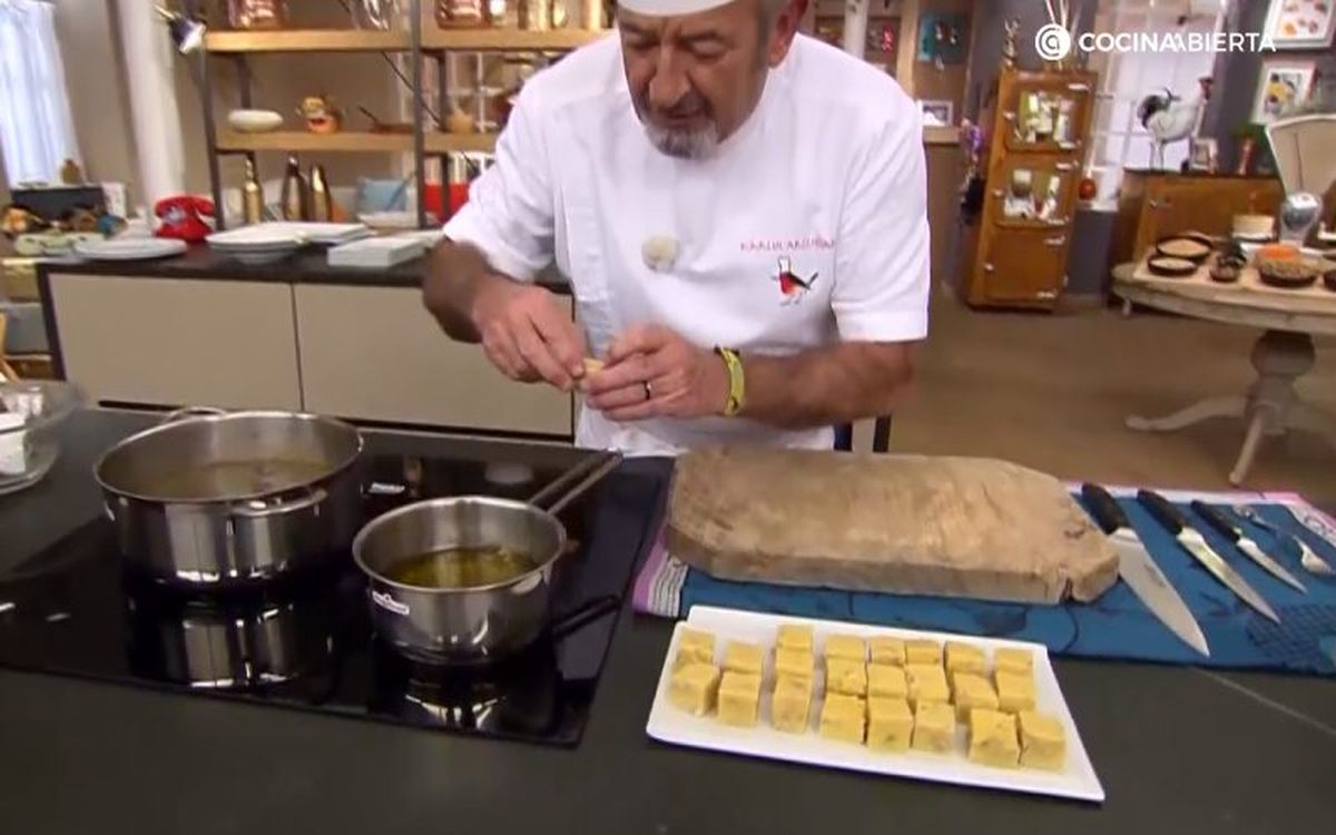 Fríe los dados de polenta en abundante aceite