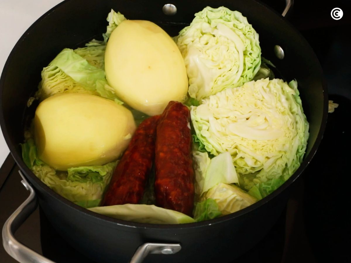 Cuece el repollo junto a las patatas y el chorizo