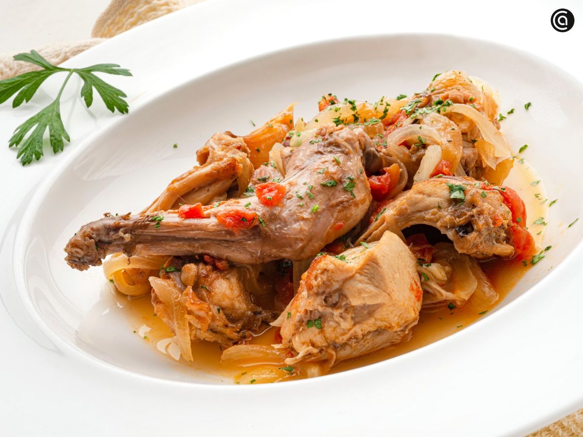 Conejo encebollado, una receta práctica con el toque tradicional de Arguiñano