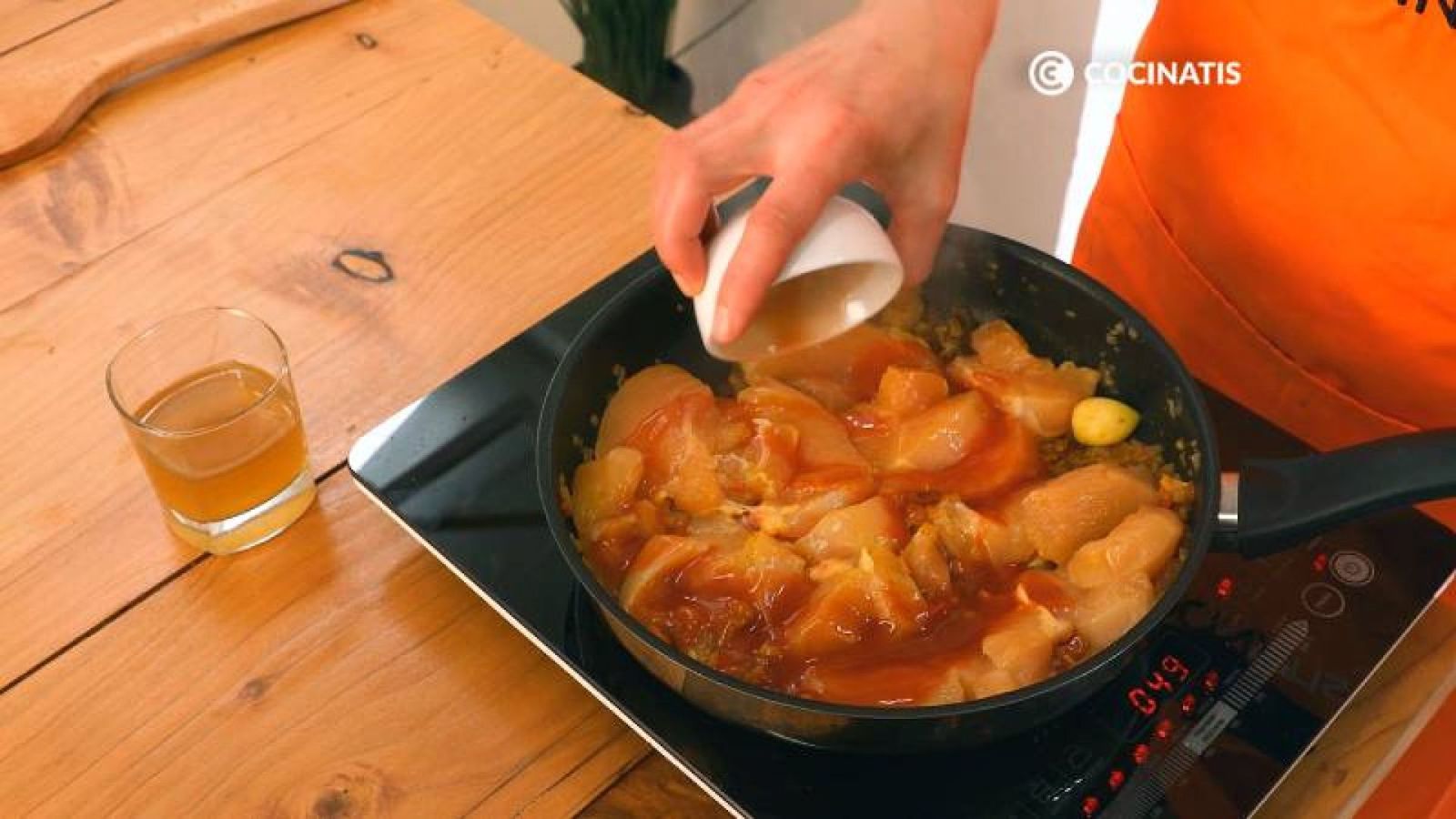 Incorpora el pollo, las especias, el tomate y el caldo Incorpora el pollo, las especias, el tomate y el caldo