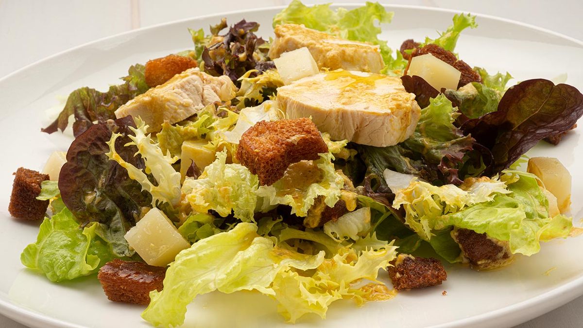 Prepara una ensalada césar con las sobras del pollo asado