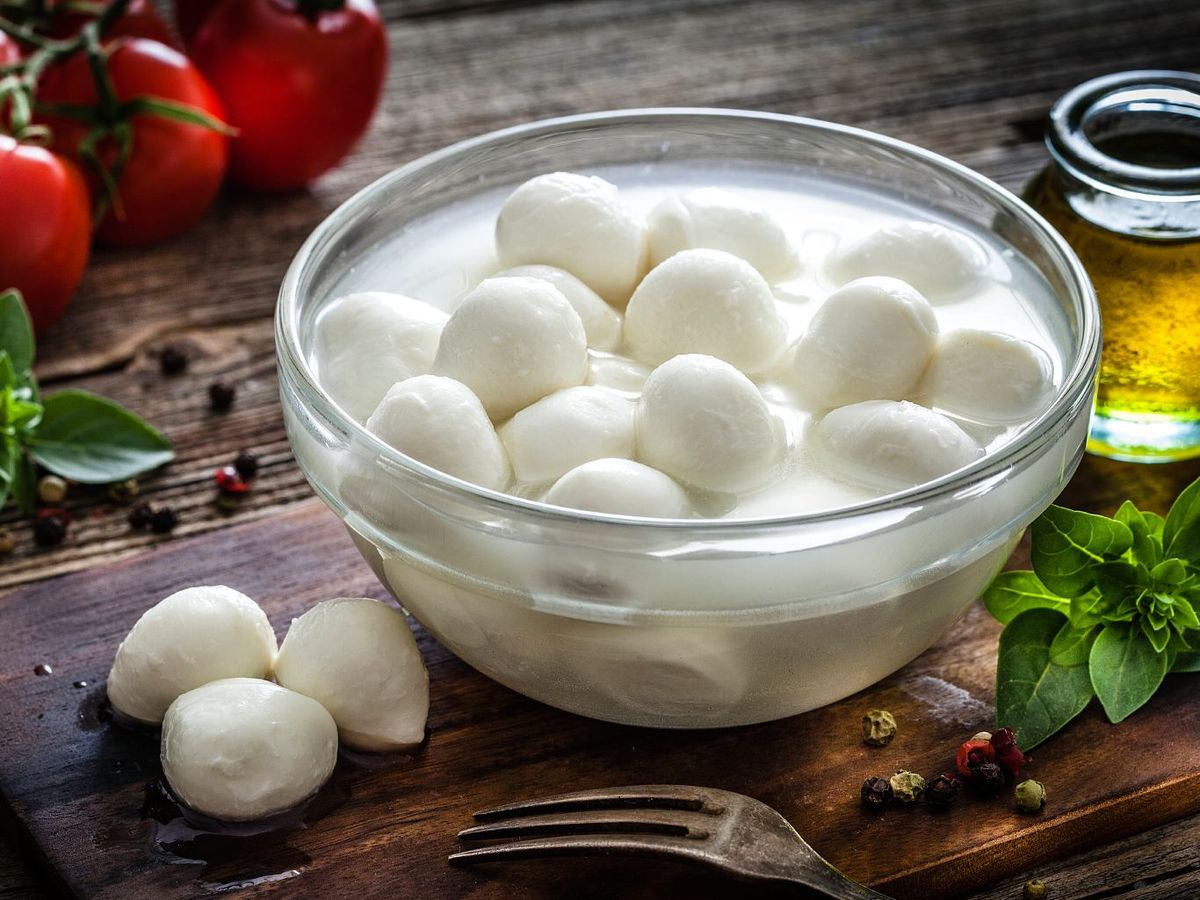 La pasta filata es la técnica tradicional empleada para elaborar la mozzarella