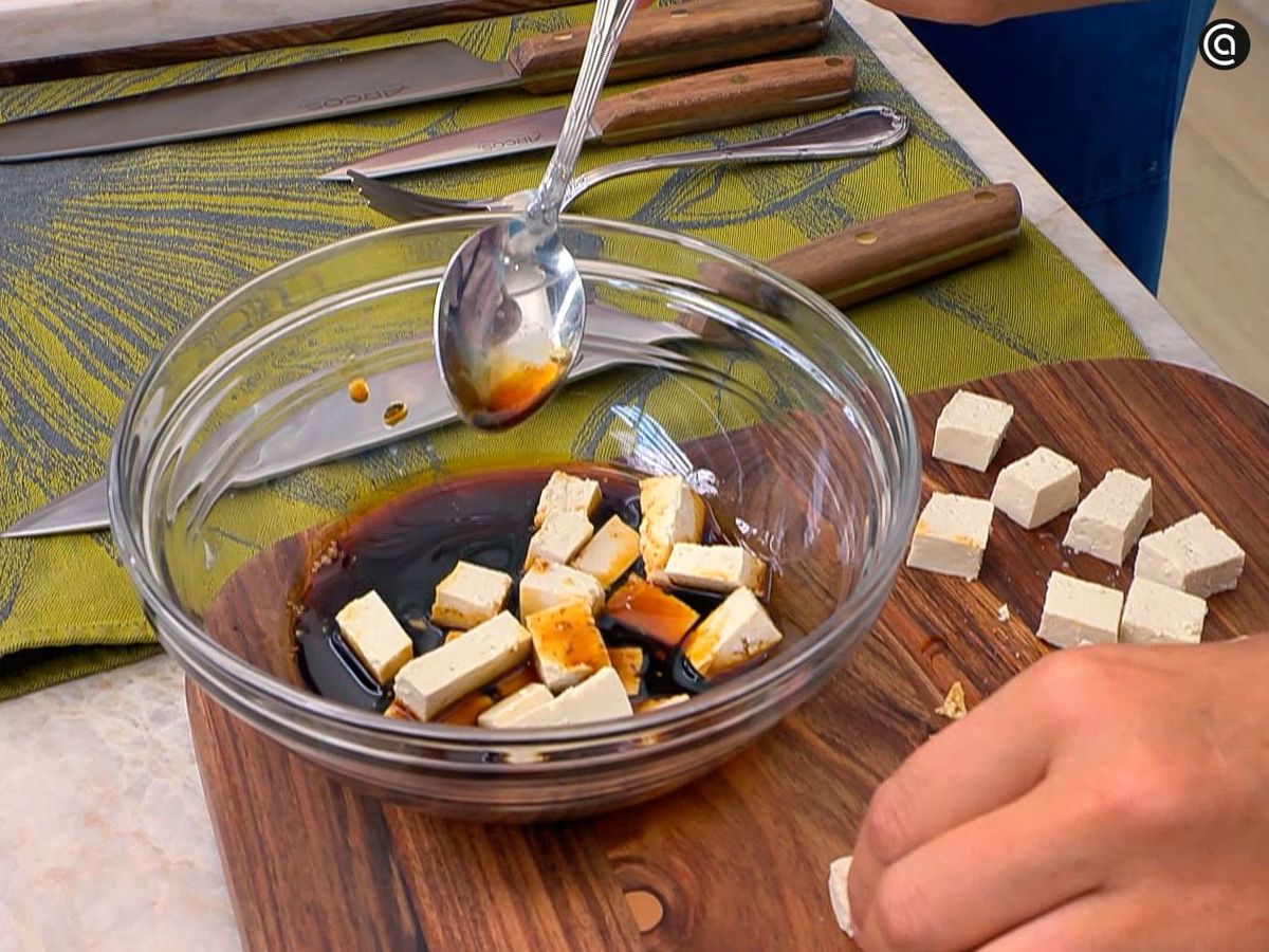 Marinar el tofu para el pad thai de langostinos
