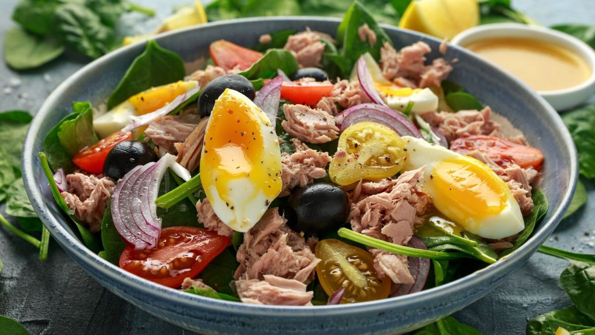 Ensalada de espárragos con huevo y atún