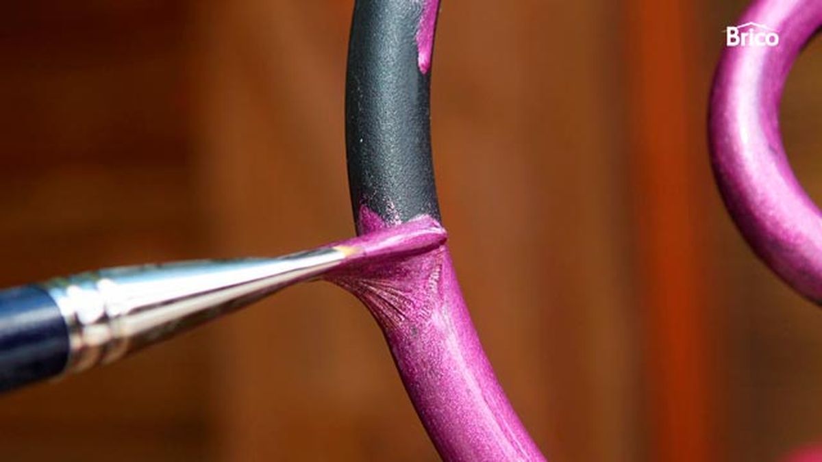 Como restaurar una silla de hierro de exterior