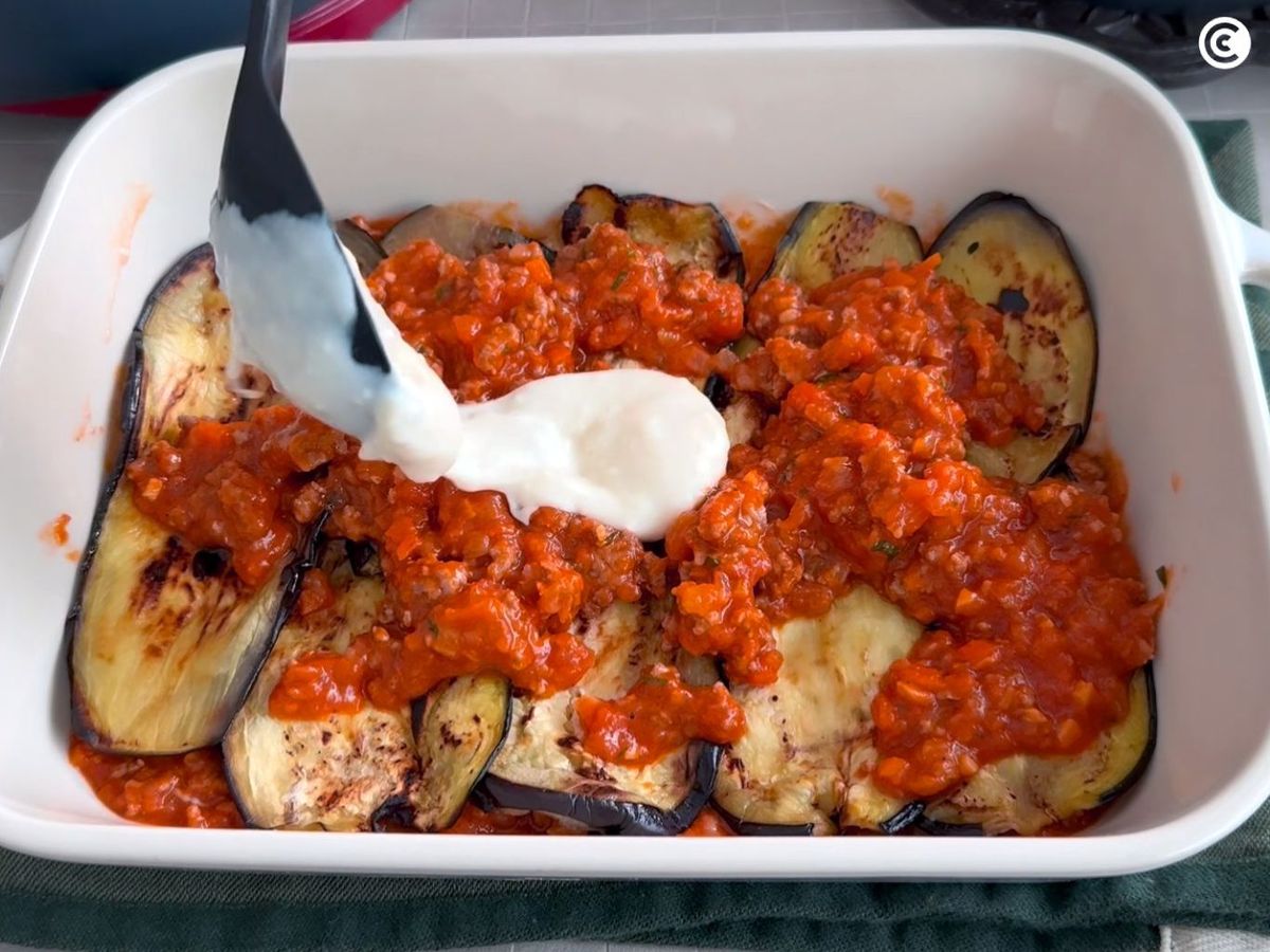 Montar la lasaña de berenjena para gratinar en el horno