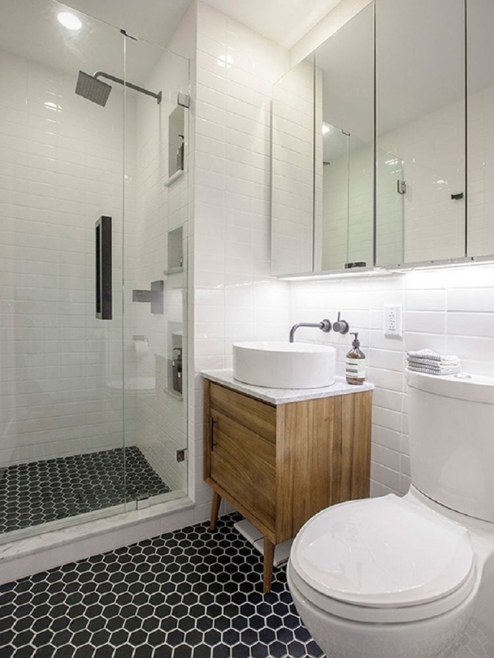 Baños pequeños con ducha las claves para decorarlos y aprovechar el espacio 12 Baños pequeños con ducha las claves para decorarlos y aprovechar el espacio 12