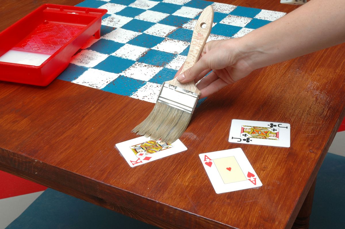 Decorar mesa para jugar a las damas paso 5