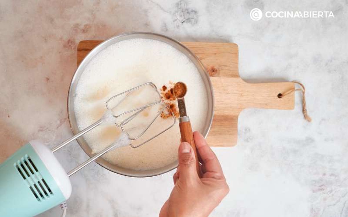 Añade y mezcla con una varilla