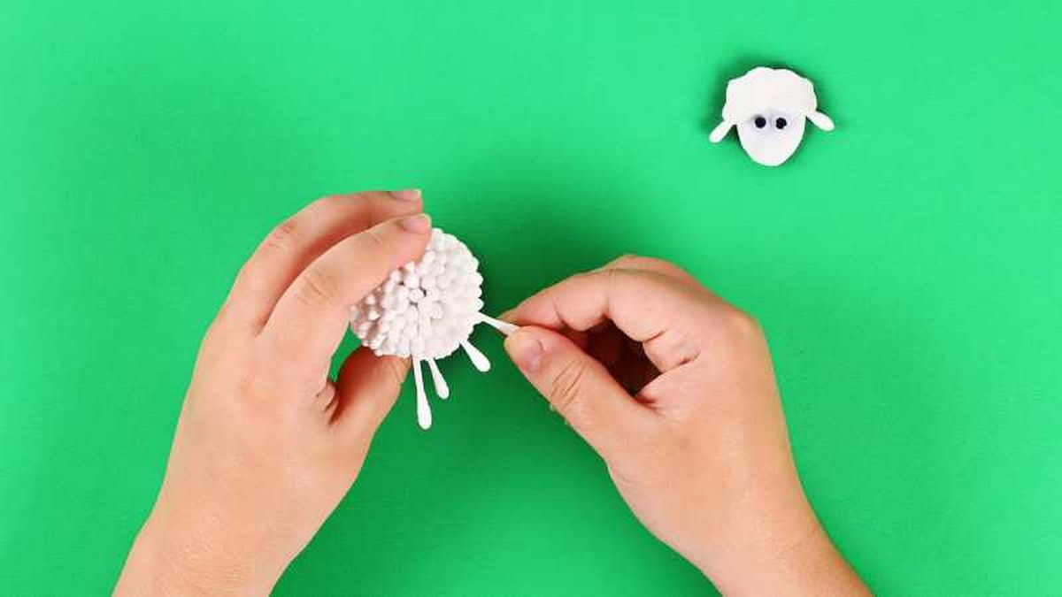 Paso cinco para hacer una oveja con bastoncillos de algodón.