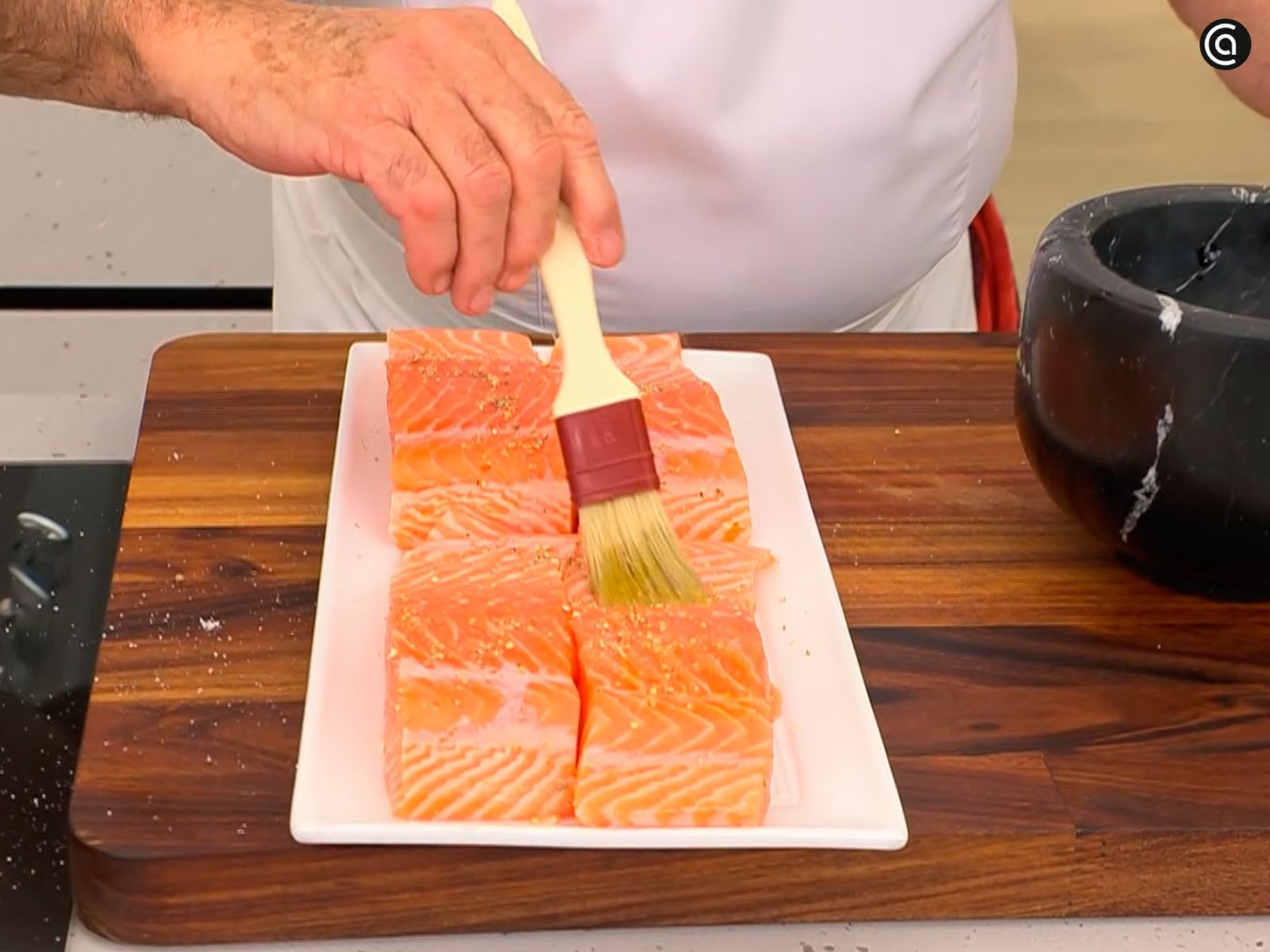 Pincela las supremas de salmón con ajo, perejil y aceite de oliva