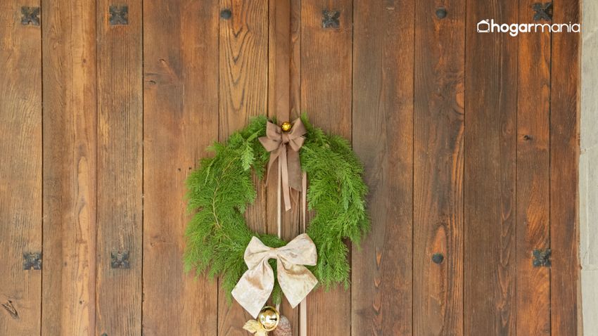 La corona terminada, lista para vestir tu entrada con un toque navideño hecho a mano.