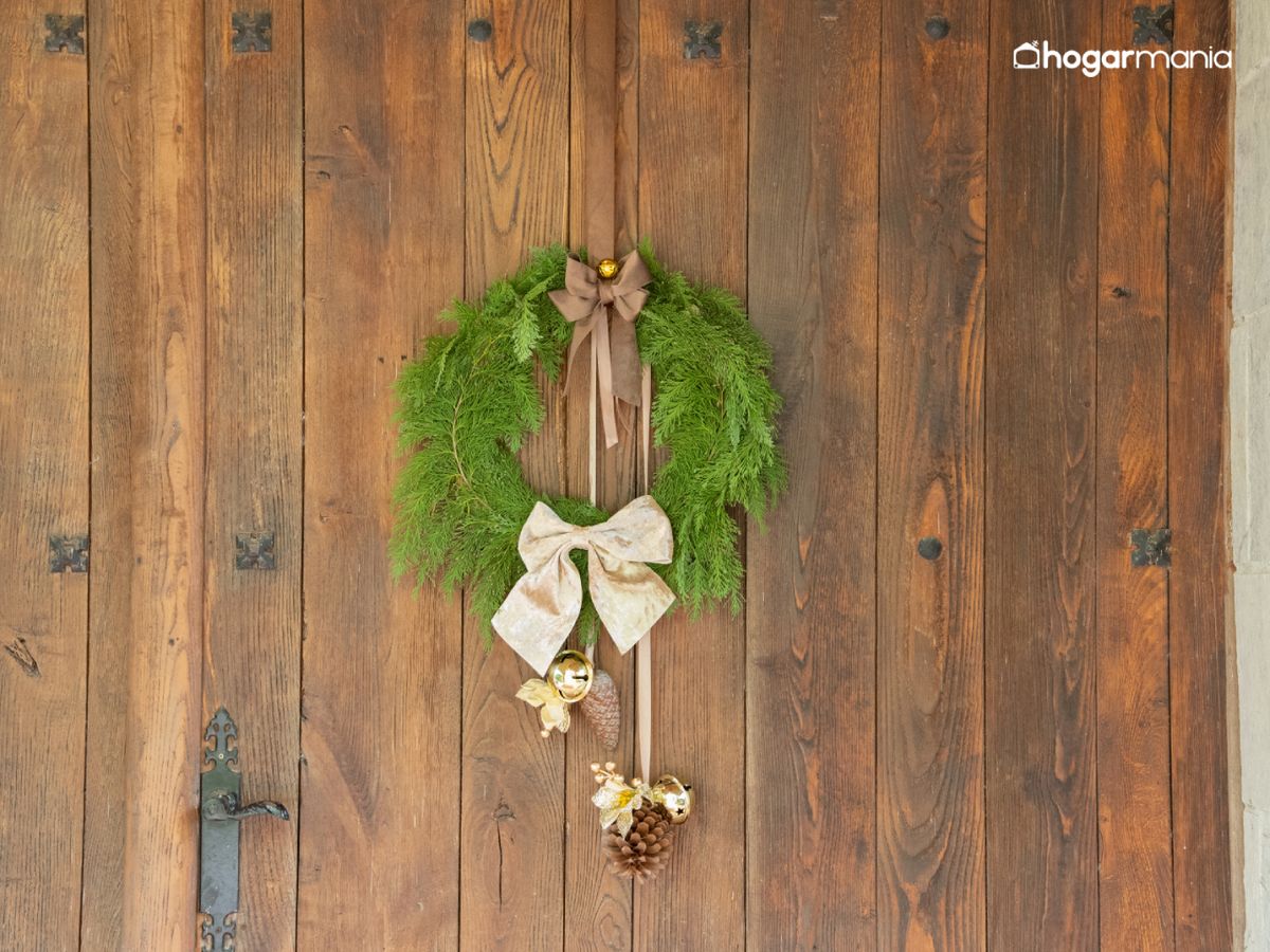 Cómo hacer una corona navideña natural para la puerta