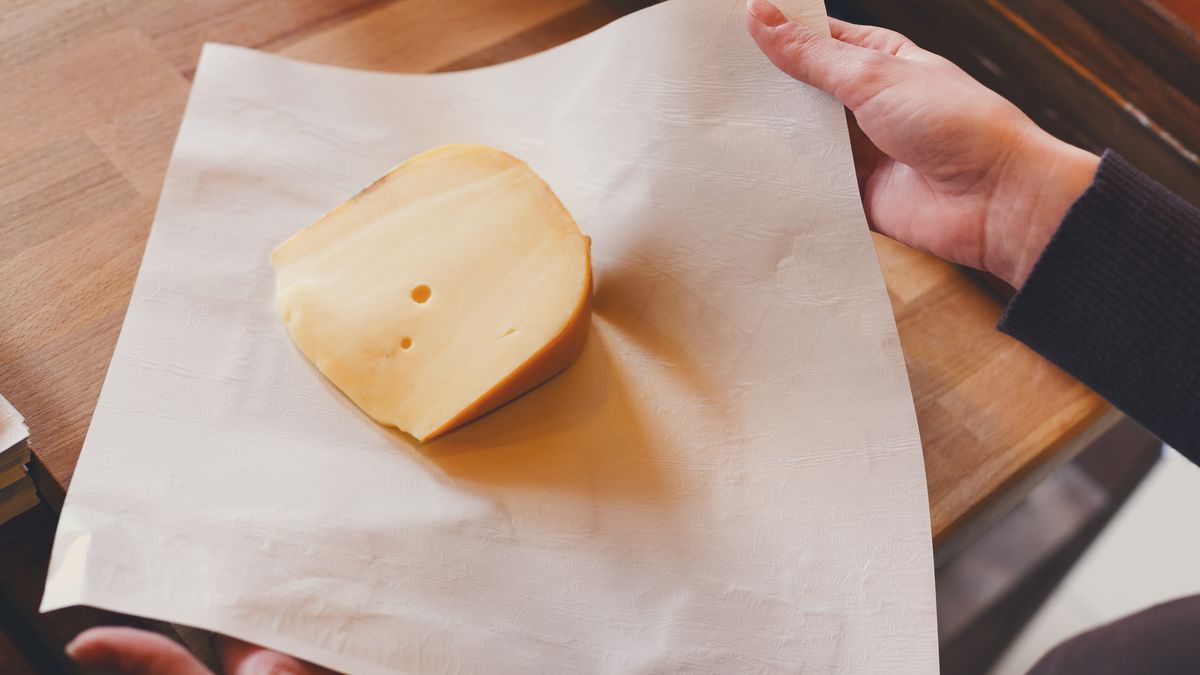 El queso curado y semicurado se debe almaecenar envuelto en papel vegetal