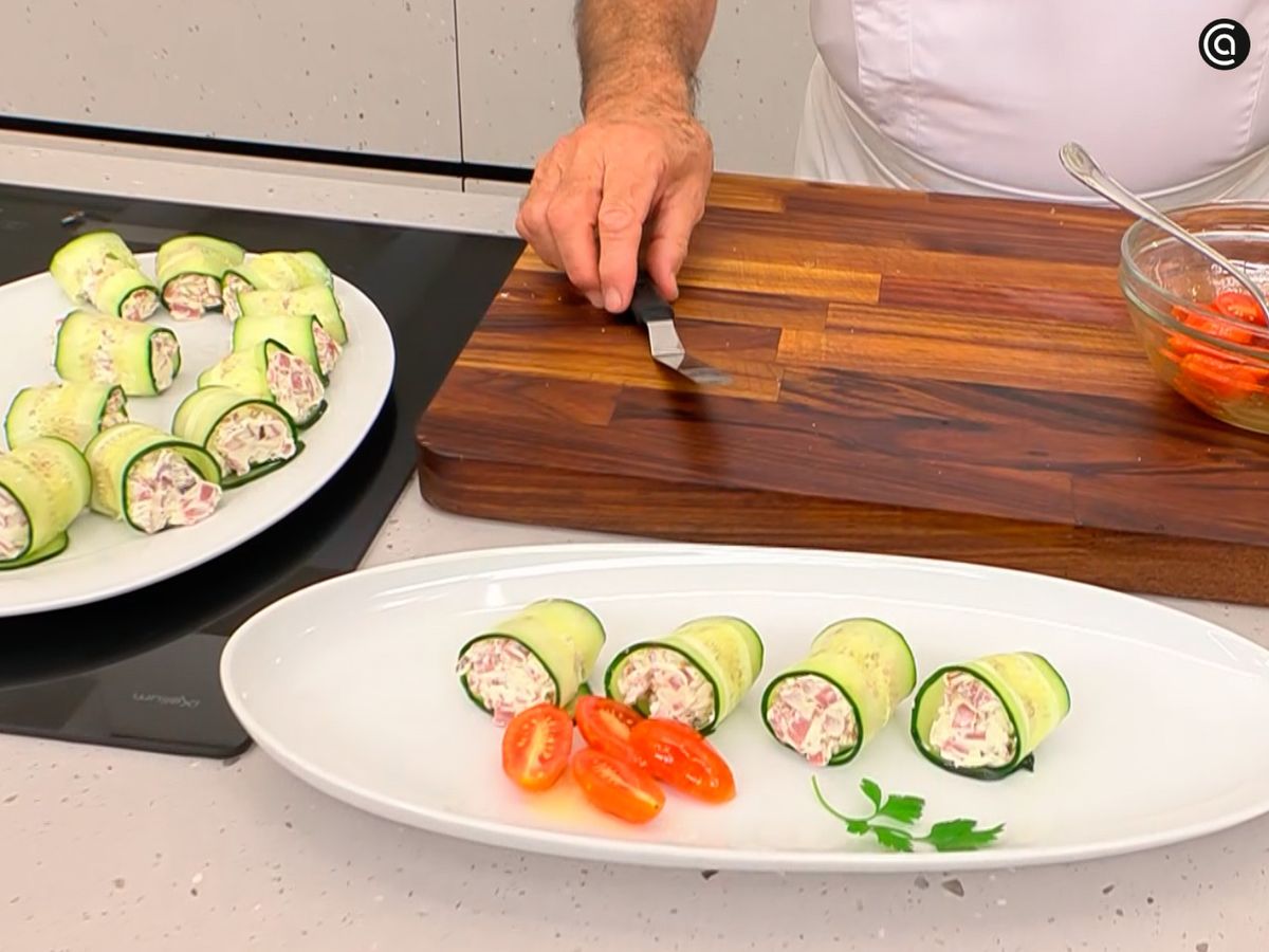 Acompaña los bocados de pepino, pastrami y queso cremoso con tomates cherry