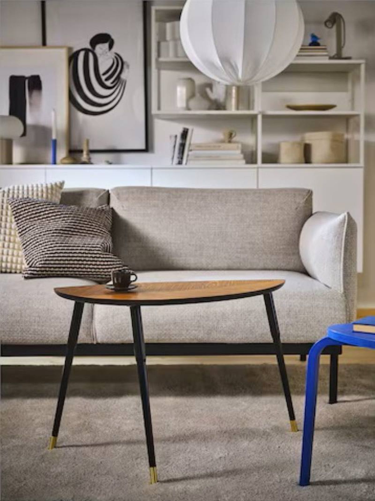 Salón moderno con la mesa de centro Lövbacken de Ikea.