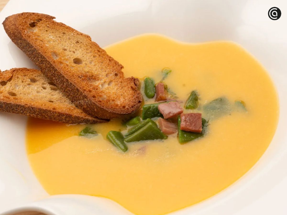 Crema de calabaza con judías verdes y jamón, un plato nutritivo para los días fríos.
