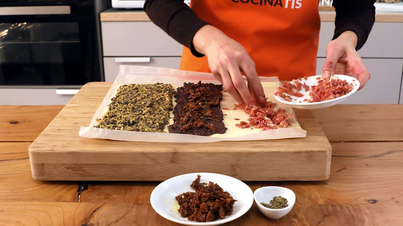 Palmeritas de hojaldre saladas (aceitunas, paté de aceitunas y jamón con tomate)  paso 2