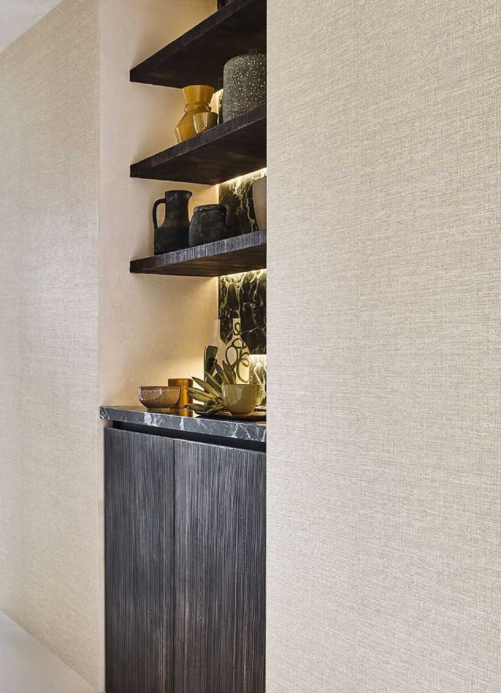 Pared del salón comedor decorada con papel pintado con textura. Pared del salón comedor decorada con papel pintado con textura.