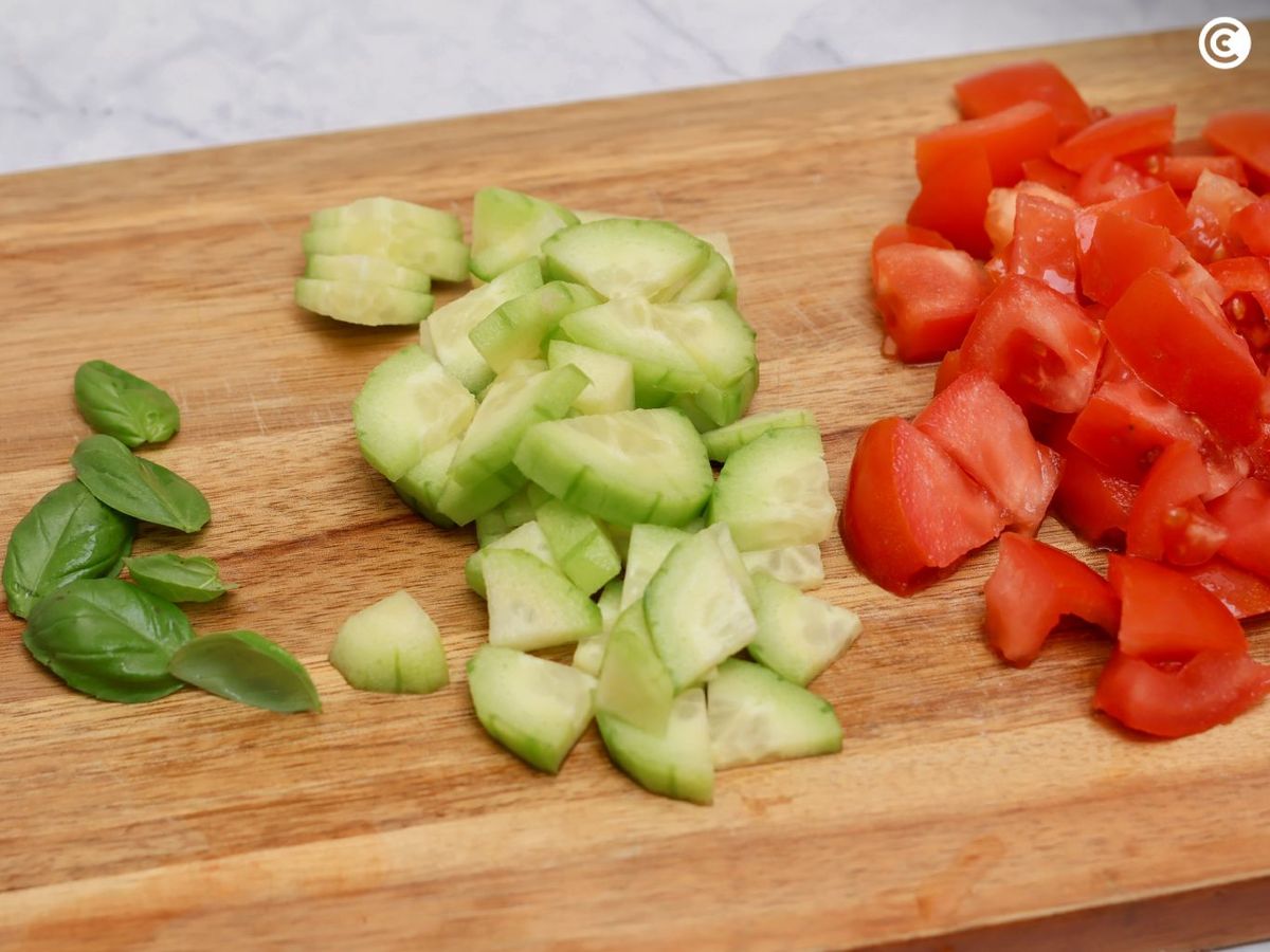 Preparar el tomate, el pepino y la albahaca para la panzanella