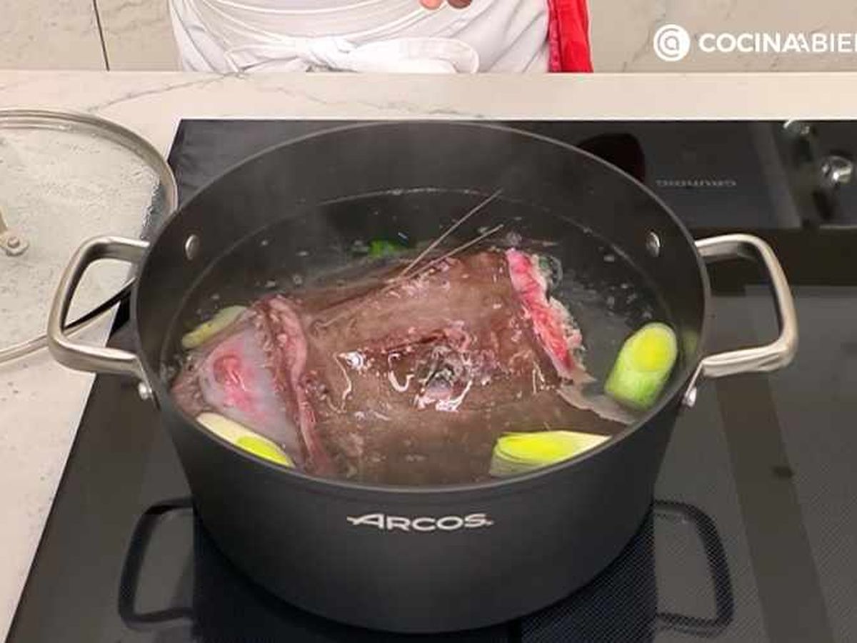 Prepara el caldo de pescado para el marmitako