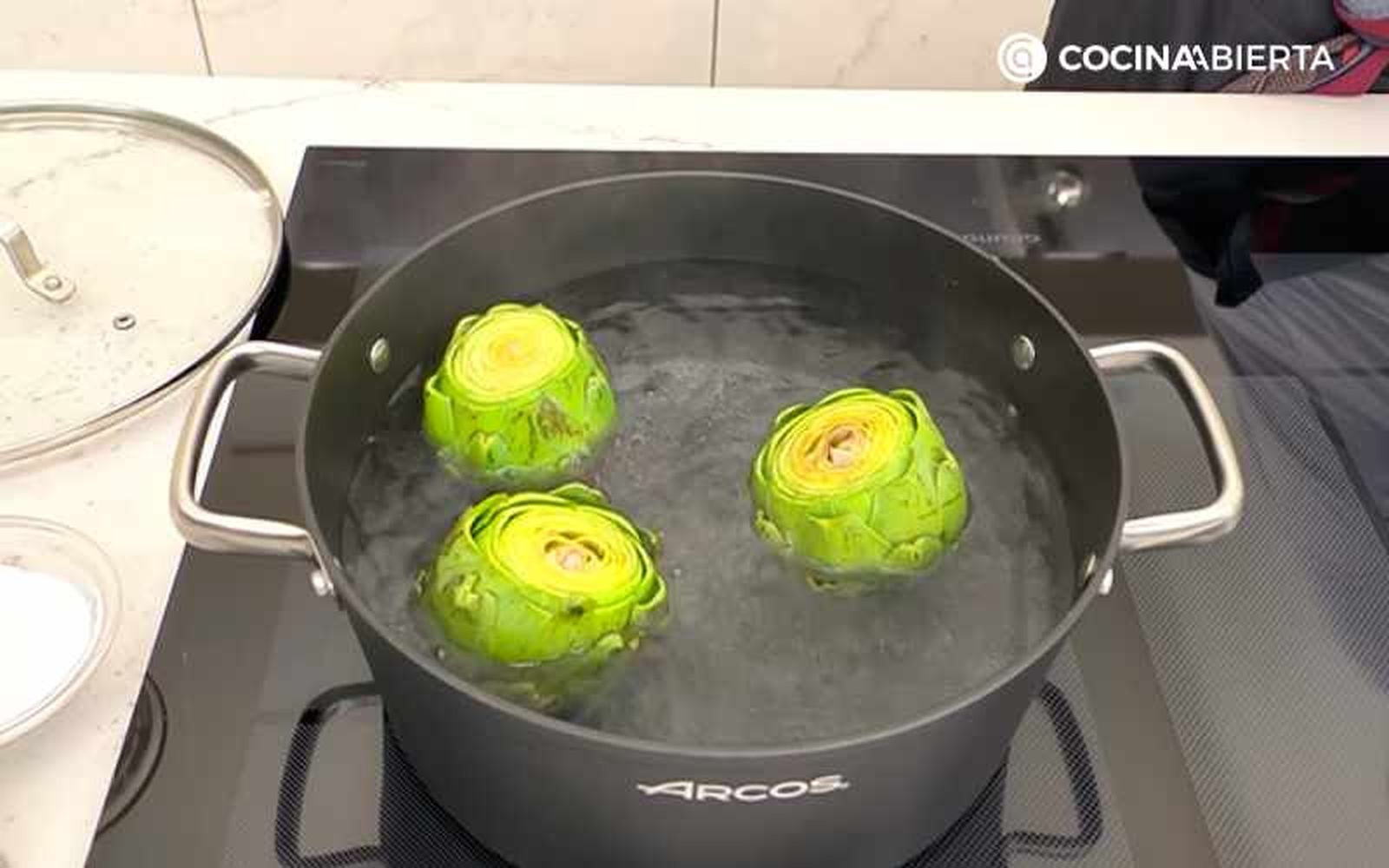 Cuece las alcachofas Cuece las alcachofas