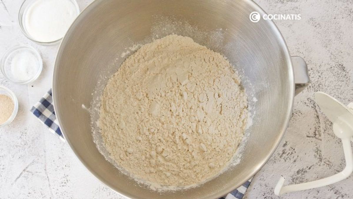 Mezclamos los ingredientes secos