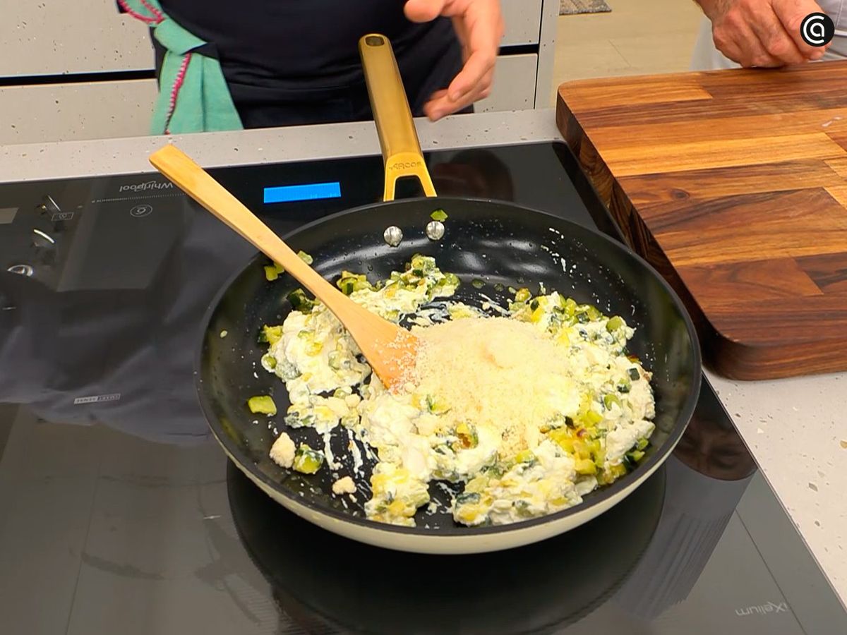 Mezcla el queso parmesano y la ricotta cuando el calabacín haya soltado el agua
