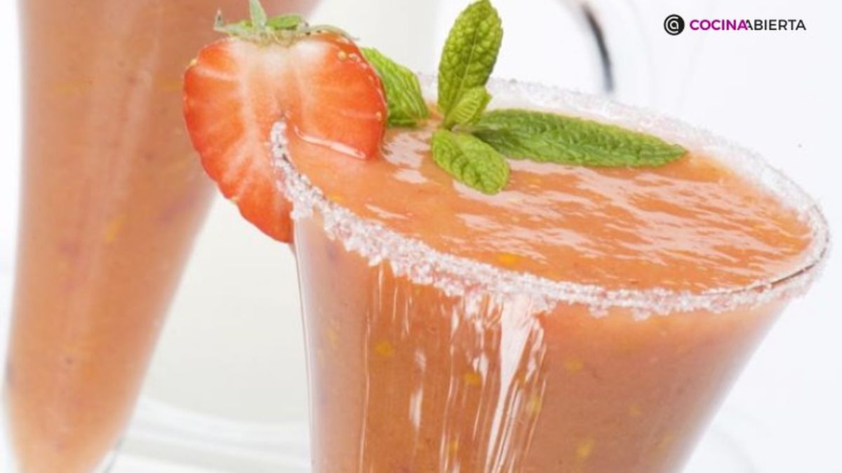Batido casero de frutas con polen de abeja, un poderoso energizante natural