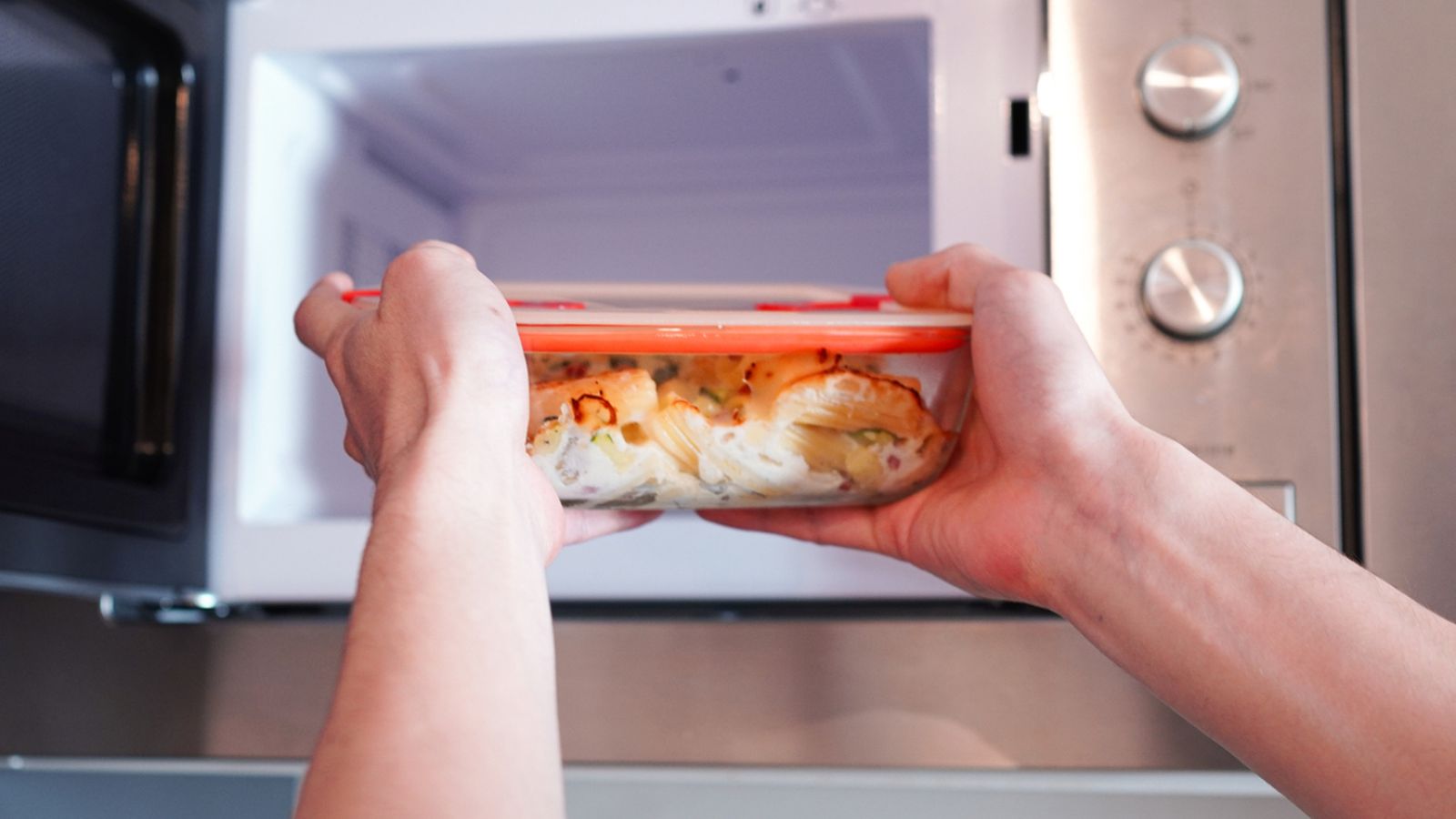 Elegir el recipiente adecuado para el microondas nos ahorra tiempo en la cocina.