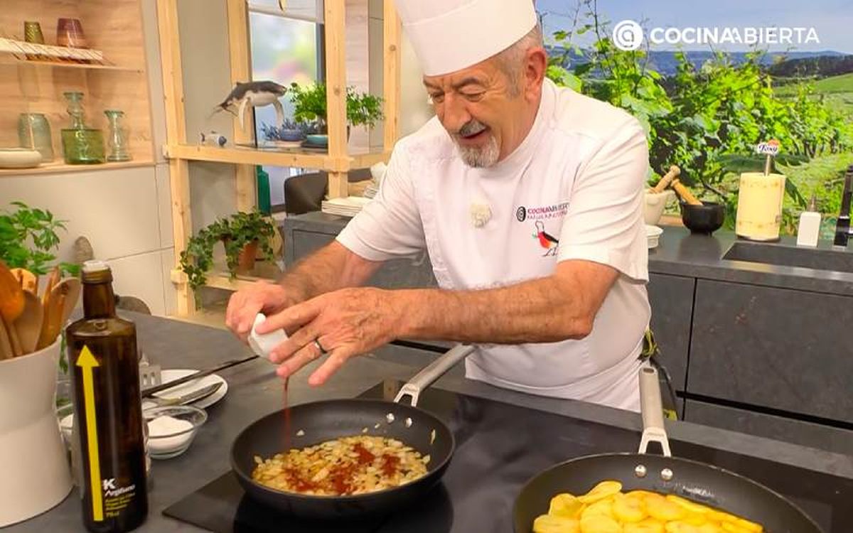 Karlos Arguiñano añade pimentón a la cebolla