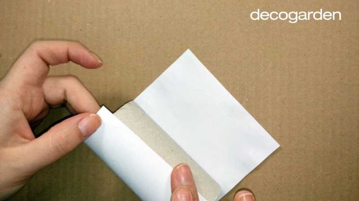 Enrollar las ilustraciones de los personajes del Belén a los rollos de cartón.